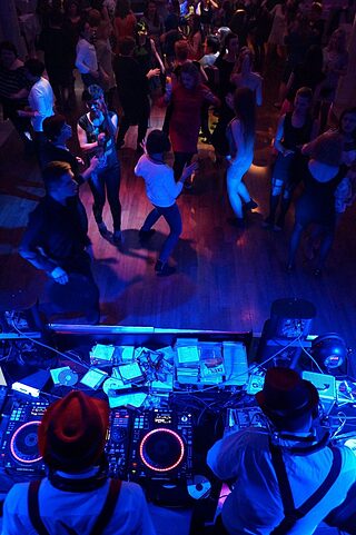DJ V& S BROTHERS ENTERTAINMENT - zespół na wesele Hucisko